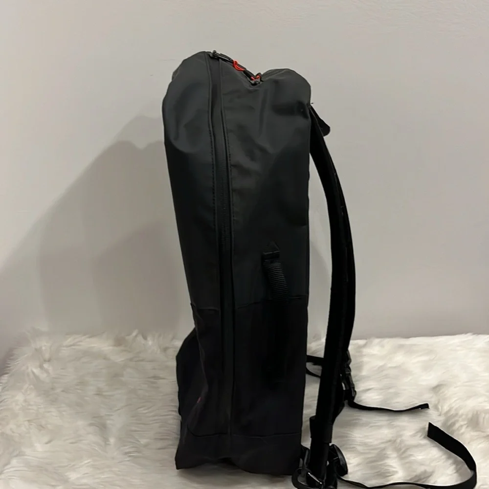 Kohla Restless 18L Black Backpack Multimedia Retractable Straps Side Handle